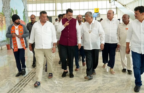 Chief Minister Devendra Fadnavis receives a warm welcome in Kolhapur in the backdrop of the Municipal Corporation elections